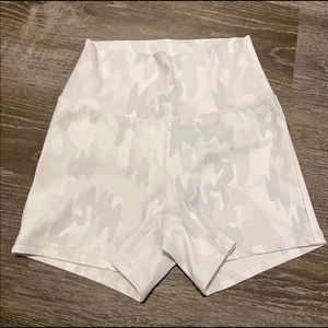 BuffBunny snow camo shorts XS